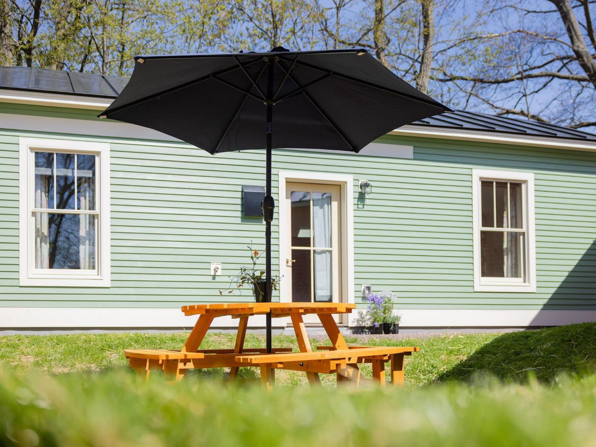 Queen City Bungalow & Cottages Burlington Exterior photo