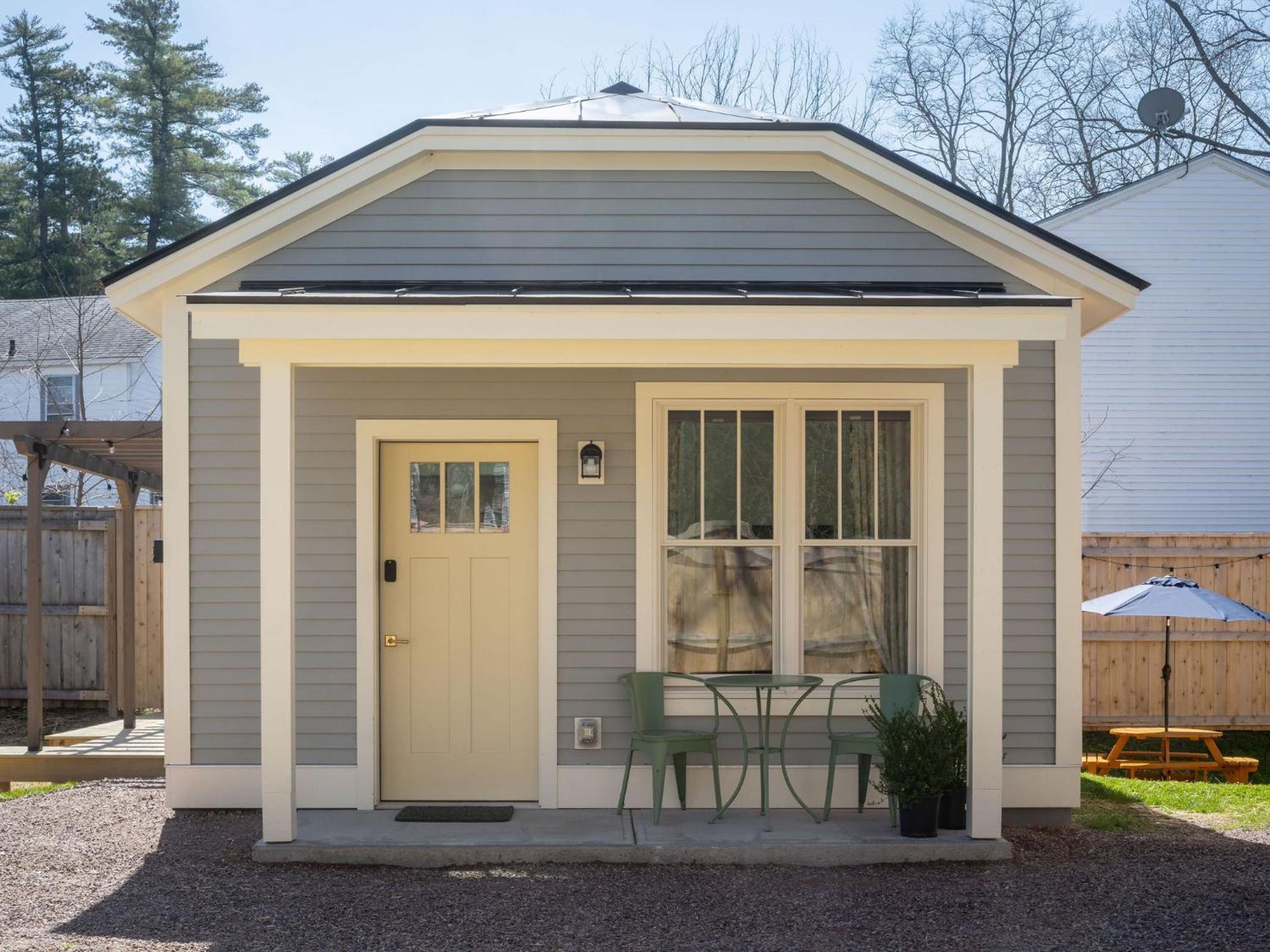 Queen City Bungalow & Cottages Burlington Exterior photo